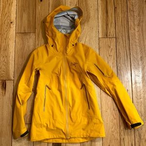 {arc’teryx} sentinel ar jacket - women’s small - quantum